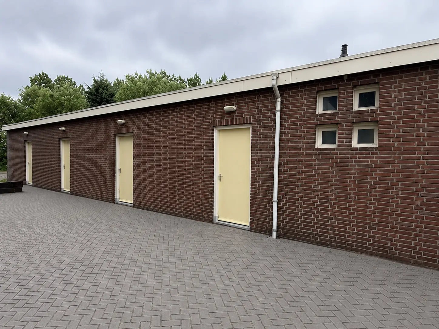 Achterzijde met afzonderlijke toegangen