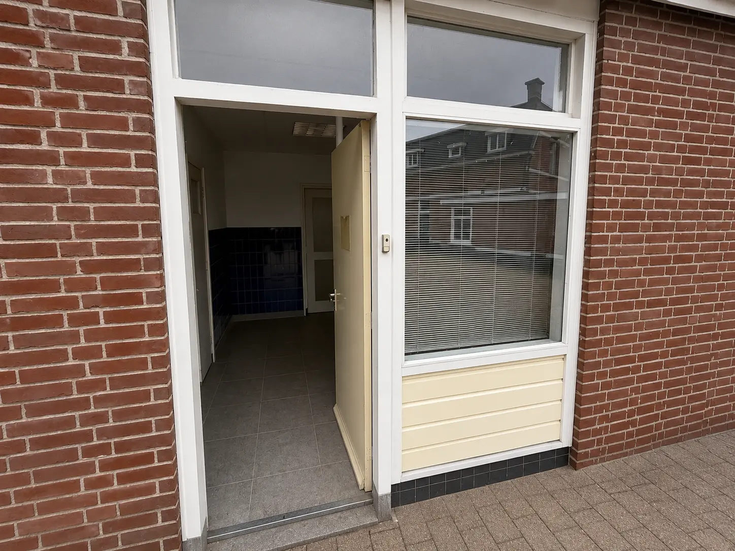 Entree aan de kantoorzijde